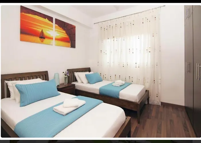 Villa Sunshine Private Pool Luxury Garden 2' Walk To Kalamies Pernera *