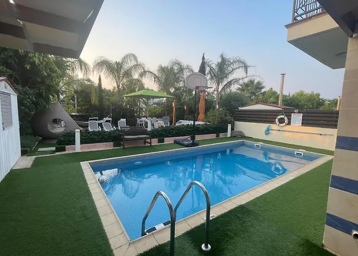 Sunshine Private Pool Luxury Garden 2' Walk To Kalamies Pernera