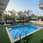 Sunshine Private Pool Luxury Garden 2' Walk To Kalamies Pernera