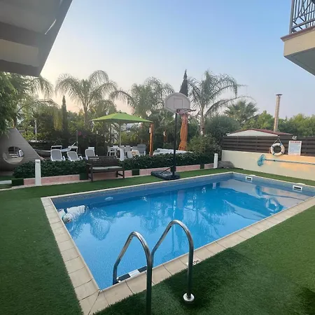 Sunshine Private Pool Luxury Garden 2' Walk To Kalamies Pernera